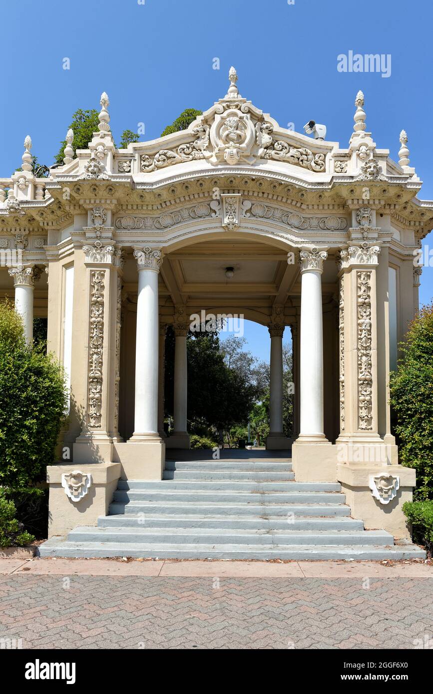 SAN DIEGO, CALIFORNIA - 25 AGO 2021: Side Walkway allo Spreckels Organ Pavilion a Balboa Park, è la sede del più grande organo all'aperto del mondo. Foto Stock