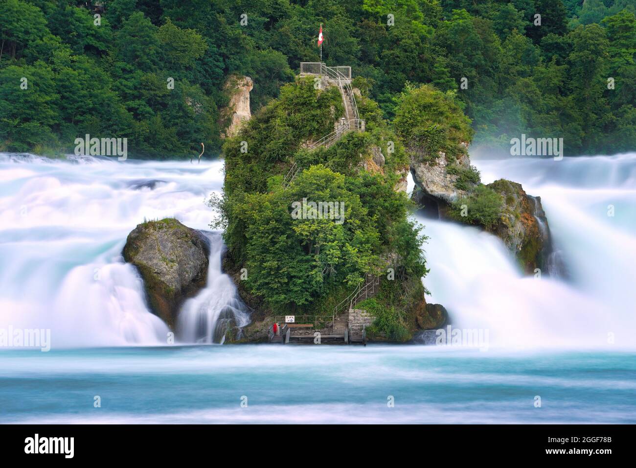 Cascate del Reno. La cascata più potente d'Europa, situata nel nord della Svizzera, vicino alla città di Sciaffusa. Foto Stock