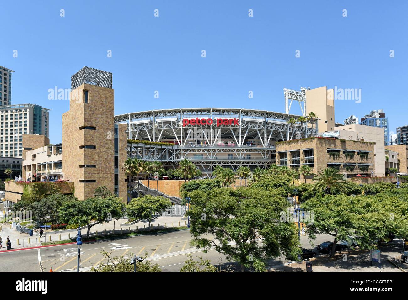 SAN DIEGO, CALIFORNIA - 25 AGOSTO 2021: Petco Park, casa dei San Diego Padres, visto dal Ponte pedonale di Harbour Drive. Foto Stock