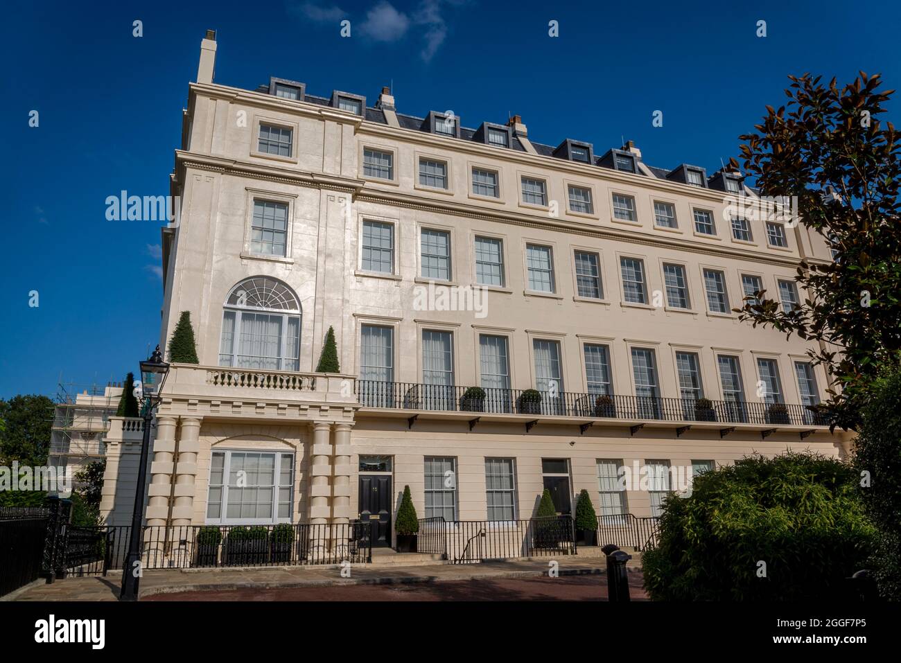 Proprietà ricche in case di città georgiane terrazzate a Cambridge Terrace, Regent's Park, Londra, NW1, Londra, Inghilterra, Regno Unito Foto Stock