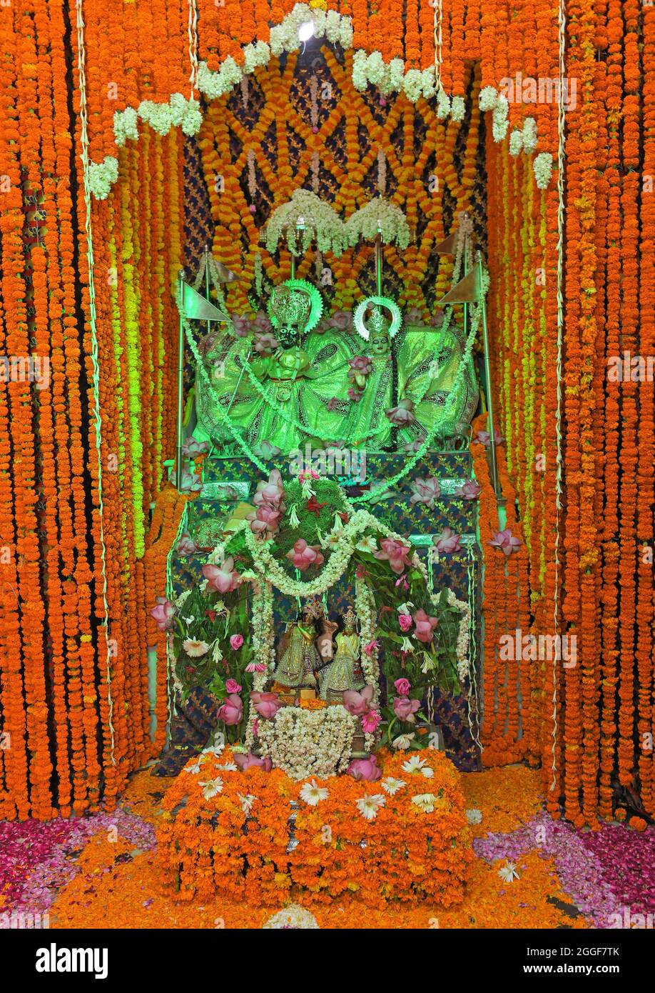 BEAWAR, RAJASTHAN, INDIA, 30 agosto 2021: Idoli di Signore indù Krishna e Dea Radha durante le celebrazioni del festival Janmashtami al tempio Banke Bihari a Beawar. Janmashtami festival che segna il compleanno di Dio indù Krishna, celebrato su Ashtami (ottavo giorno) del Krishna Paksha (quindicina scura) del mese santo di Bhadrapad (agosto-settembre) in calendario indù. Credit: Sumit Saraswat/Alamy Live News Foto Stock