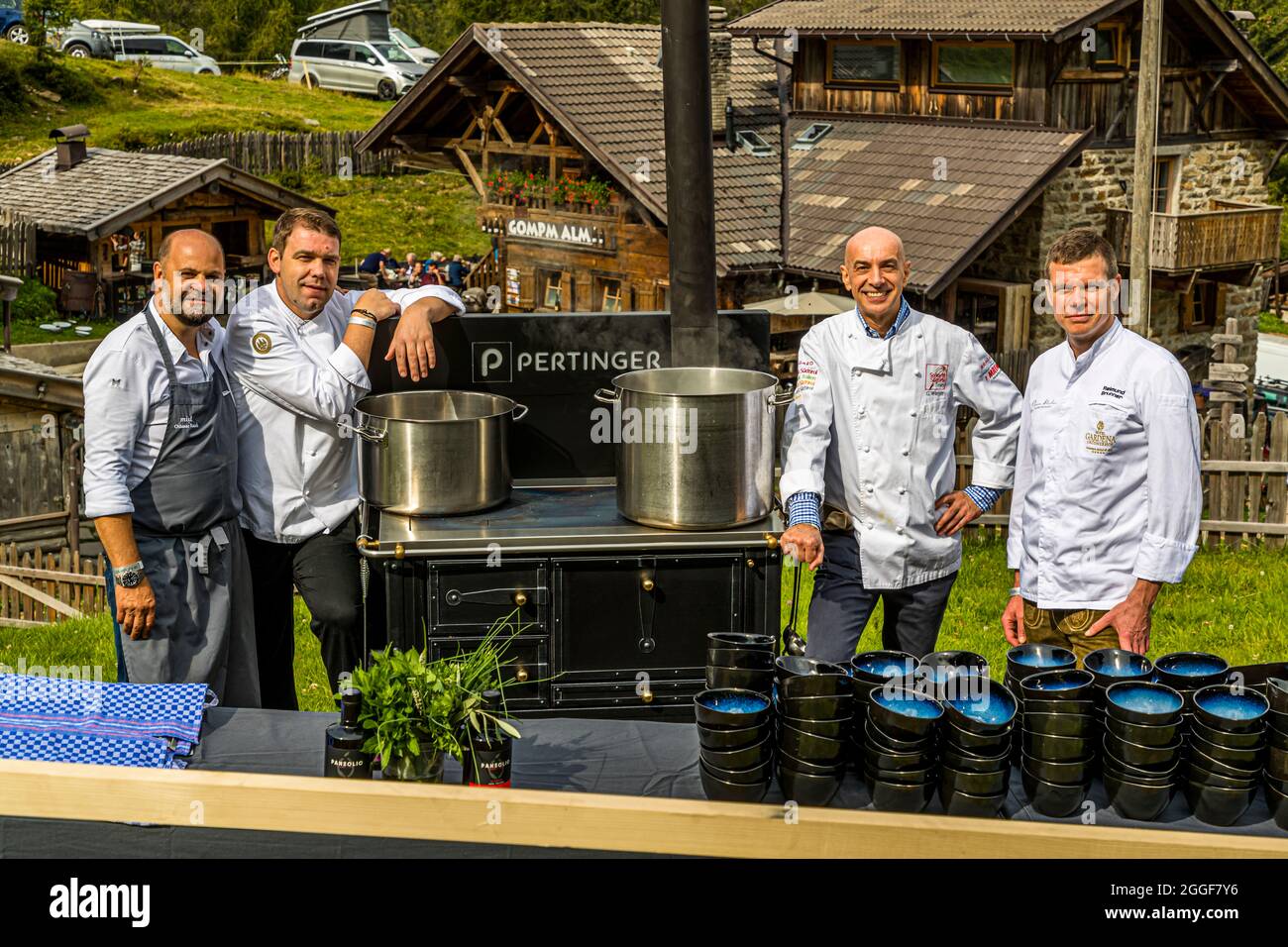 Unplugged Taste è il nome dell'evento gastronomico al Gompm-Alm in Alto Adige, Italia. Si svolge ogni anno l'ultima domenica di agosto. I famosi chef preparano i loro piatti sulle vecchie stufe a legna. Foto Stock