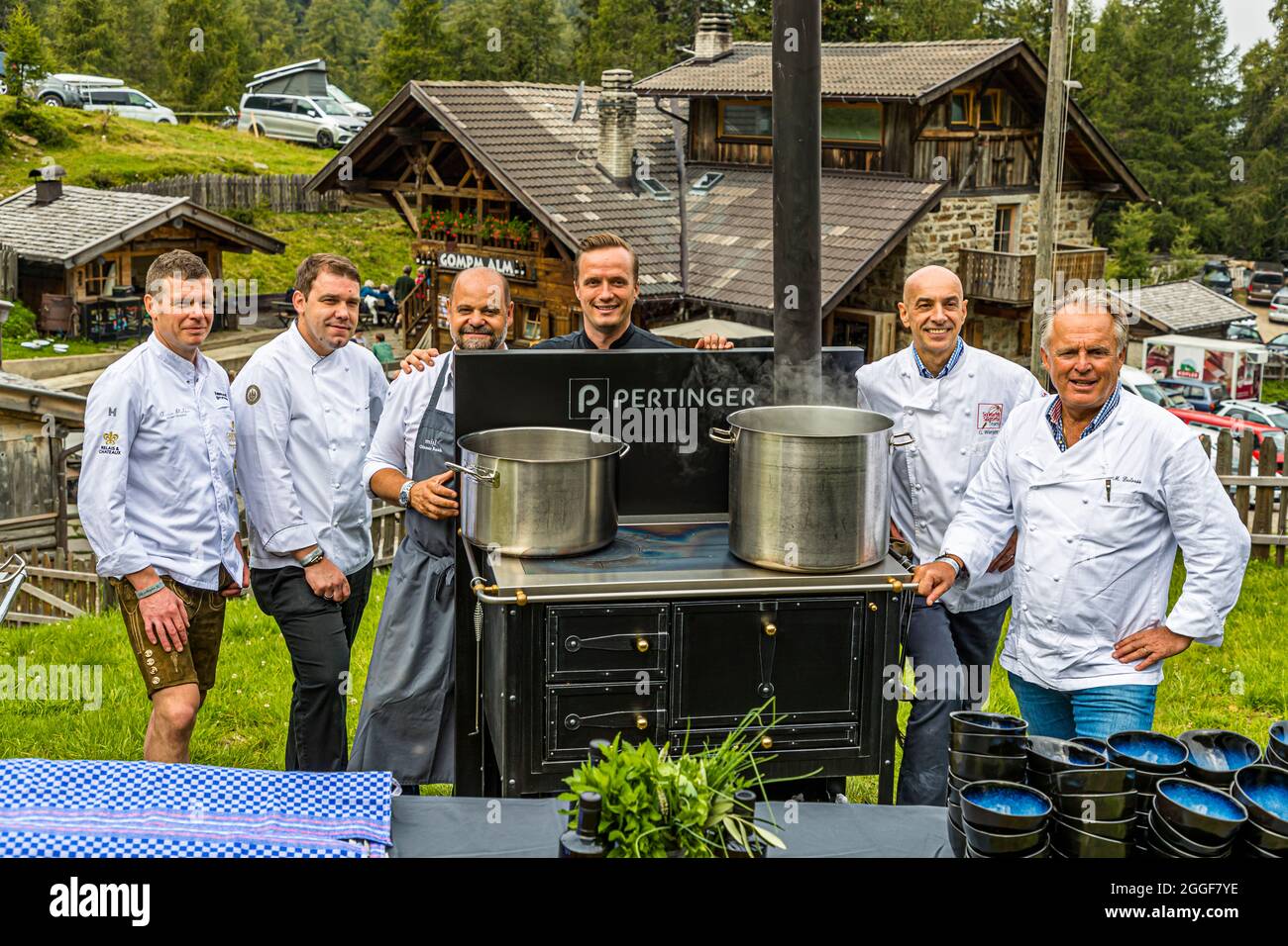 Unplugged Taste è il nome dell'evento gastronomico al Gompm-Alm in Alto Adige, Italia. Si svolge ogni anno l'ultima domenica di agosto. I famosi chef preparano i loro piatti sulle vecchie stufe a legna. Foto Stock