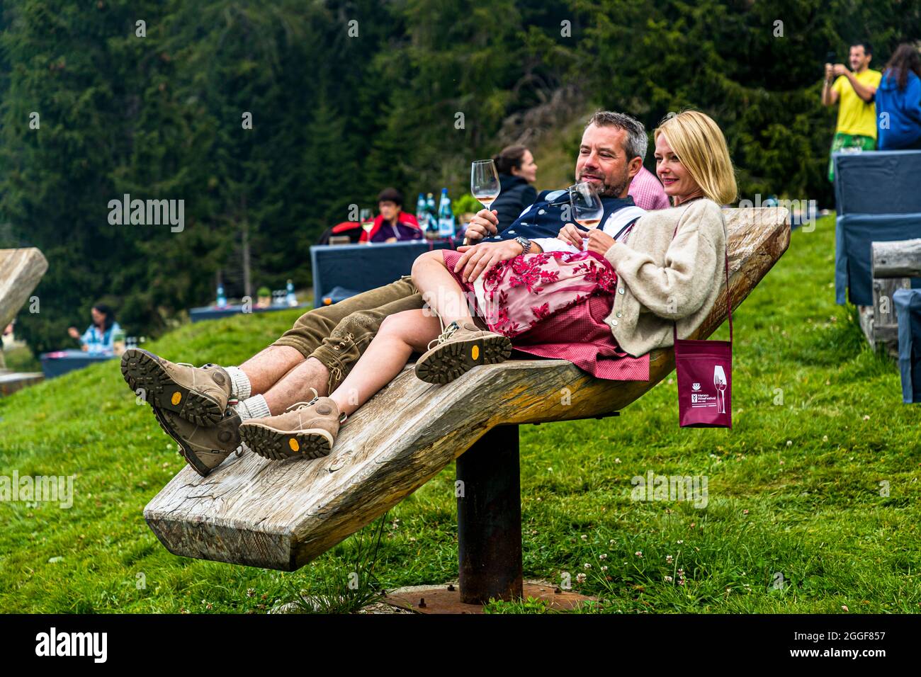 Unplugged Taste è il nome dell'evento gastronomico al Gompm-Alm in Alto Adige, Italia. Si svolge ogni anno l'ultima domenica di agosto. Gli Alphorns appartengono al folklore generoso Foto Stock