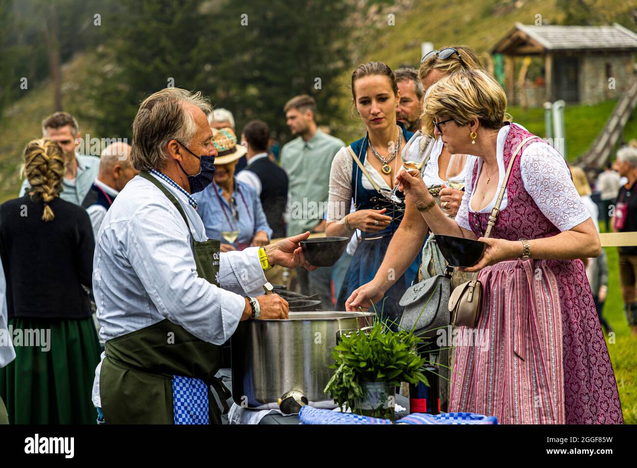 Unplugged Taste è il nome dell'evento gastronomico al Gompm-Alm in Alto Adige, Italia. Si svolge ogni anno l'ultima domenica di agosto. I famosi chef preparano i loro piatti sulle vecchie stufe a legna. Foto Stock
