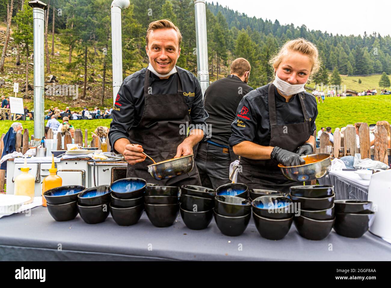 Unplugged Taste è il nome dell'evento gastronomico al Gompm-Alm in Alto Adige, Italia. Si svolge ogni anno l'ultima domenica di agosto. I famosi chef preparano i loro piatti sulle vecchie stufe a legna. Foto Stock
