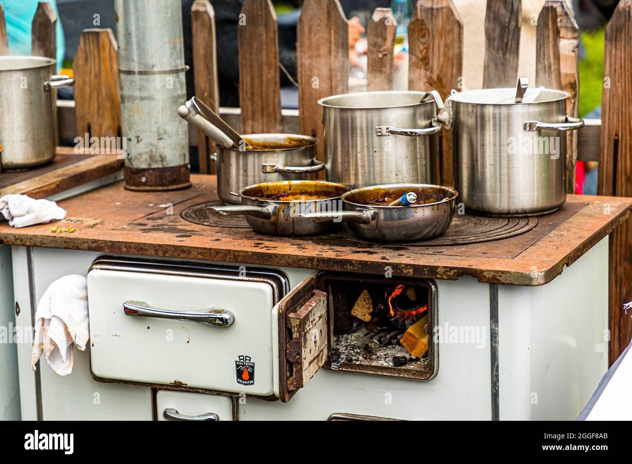 Unplugged Taste è il nome dell'evento gastronomico al Gompm-Alm in Alto Adige, Italia. Si svolge ogni anno l'ultima domenica di agosto. I famosi chef preparano i loro piatti sulle vecchie stufe a legna. Foto Stock
