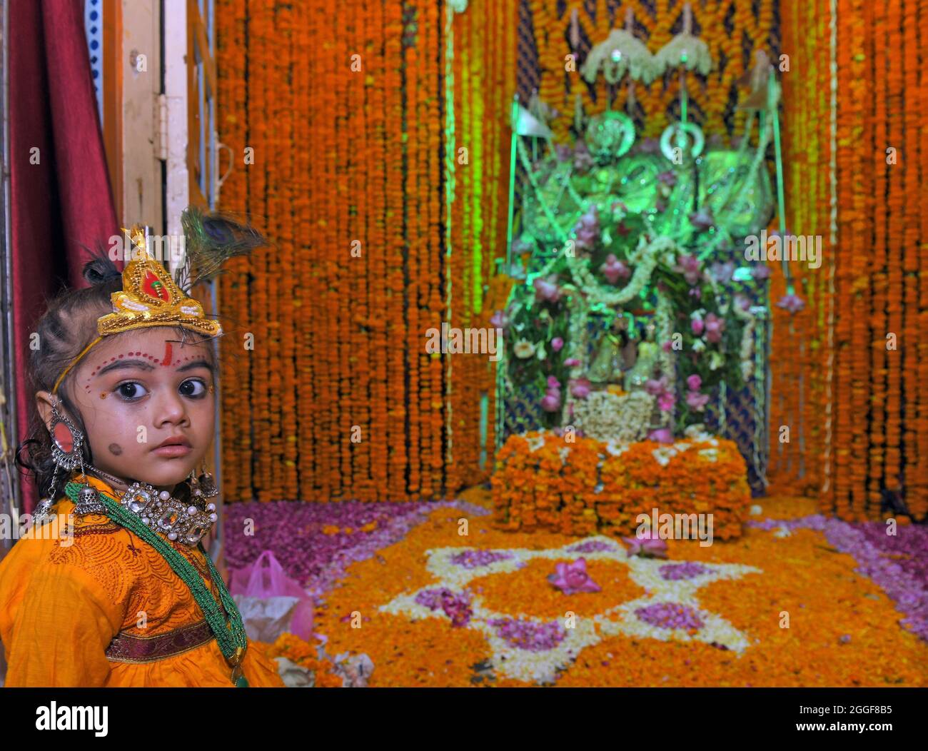 BEAWAR, RAJASTHAN, INDIA, 30 agosto 2021: Un bambino vestito come Signore indù Krishna durante le celebrazioni del festival di Janmashtami al tempio di Banke Bihari a Beawar. Janmashtami festival che segna il compleanno di Dio indù Krishna, celebrato su Ashtami (ottavo giorno) del Krishna Paksha (quindicina scura) del mese santo di Bhadrapad (agosto-settembre) in calendario indù. Credit: Sumit Saraswat/Alamy Live News Foto Stock