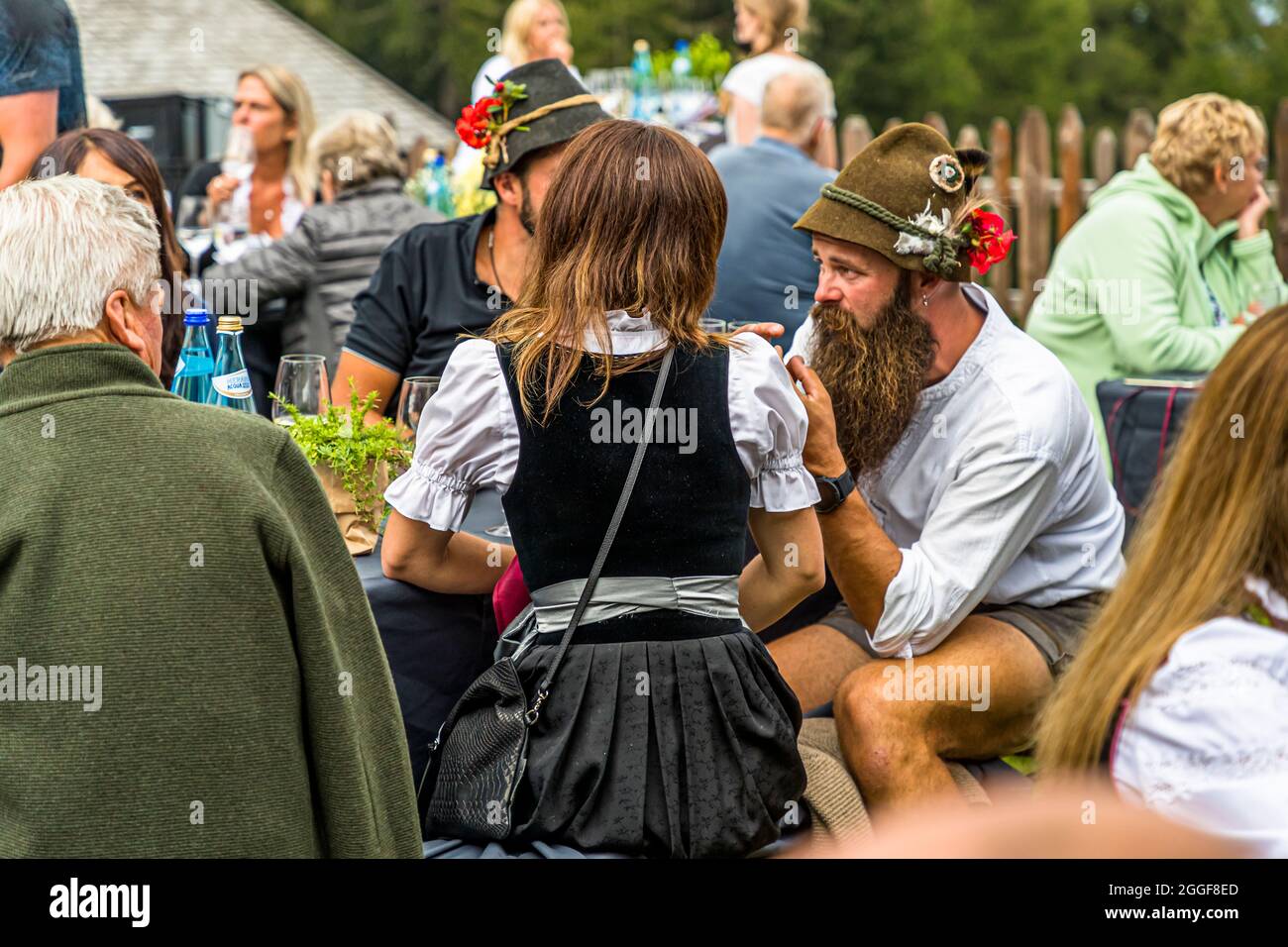 Unplugged Taste è il nome dell'evento gastronomico al Gompm-Alm in Alto Adige, Italia. Si svolge ogni anno l'ultima domenica di agosto. Gli Alphorns appartengono al folklore generoso Foto Stock