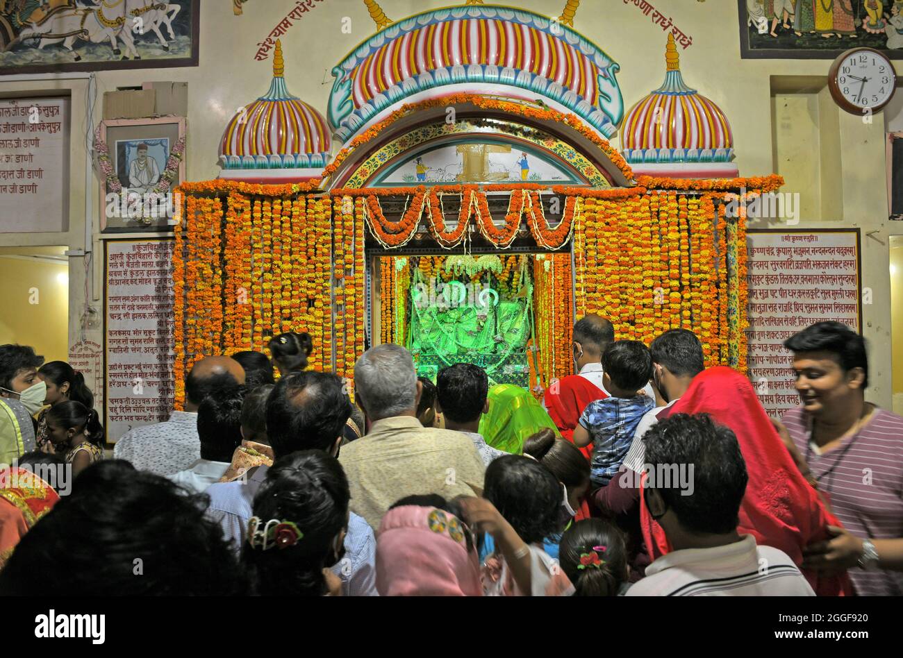 BEAWAR, RAJASTHAN, INDIA, 30 agosto 2021: Il devotee indù offre la preghiera a Lord Krishna e alla dea Radha durante le celebrazioni del festival di Janmashtami al tempio di Banke Bihari a Beawar. Janmashtami festival che segna il compleanno di Dio indù Krishna, celebrato su Ashtami (ottavo giorno) del Krishna Paksha (quindicina scura) del mese santo di Bhadrapad (agosto-settembre) in calendario indù. Credit: Sumit Saraswat/Alamy Live News Foto Stock