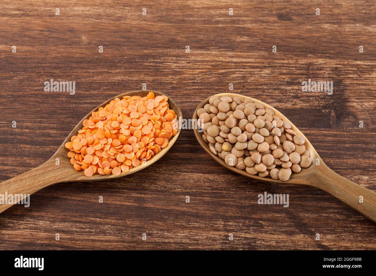Cibo molto sano; lenticchie crude e lenticchie rosse sbucciate Foto Stock