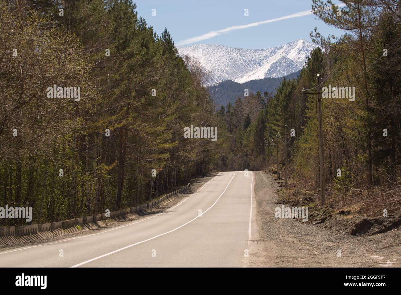Strada che porta alla montagna innevata Foto Stock