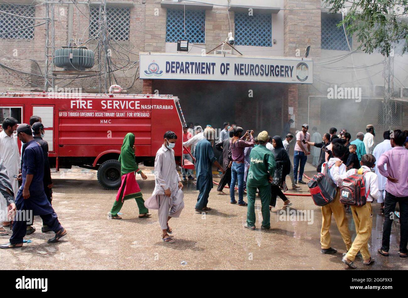 Vista della sede mentre il fumo enorme che sorge dal Dipartimento di Neurochirurgia edificio in fiamme dopo il fuoco rotto fuori incidente a causa di cortocircuito elettrico come i funzionari vigili del fuoco sono occupati in fuoco estinguente, situato nell'edificio Civil Hospital a Hyderabad Martedì 31 agosto 2021. Foto Stock