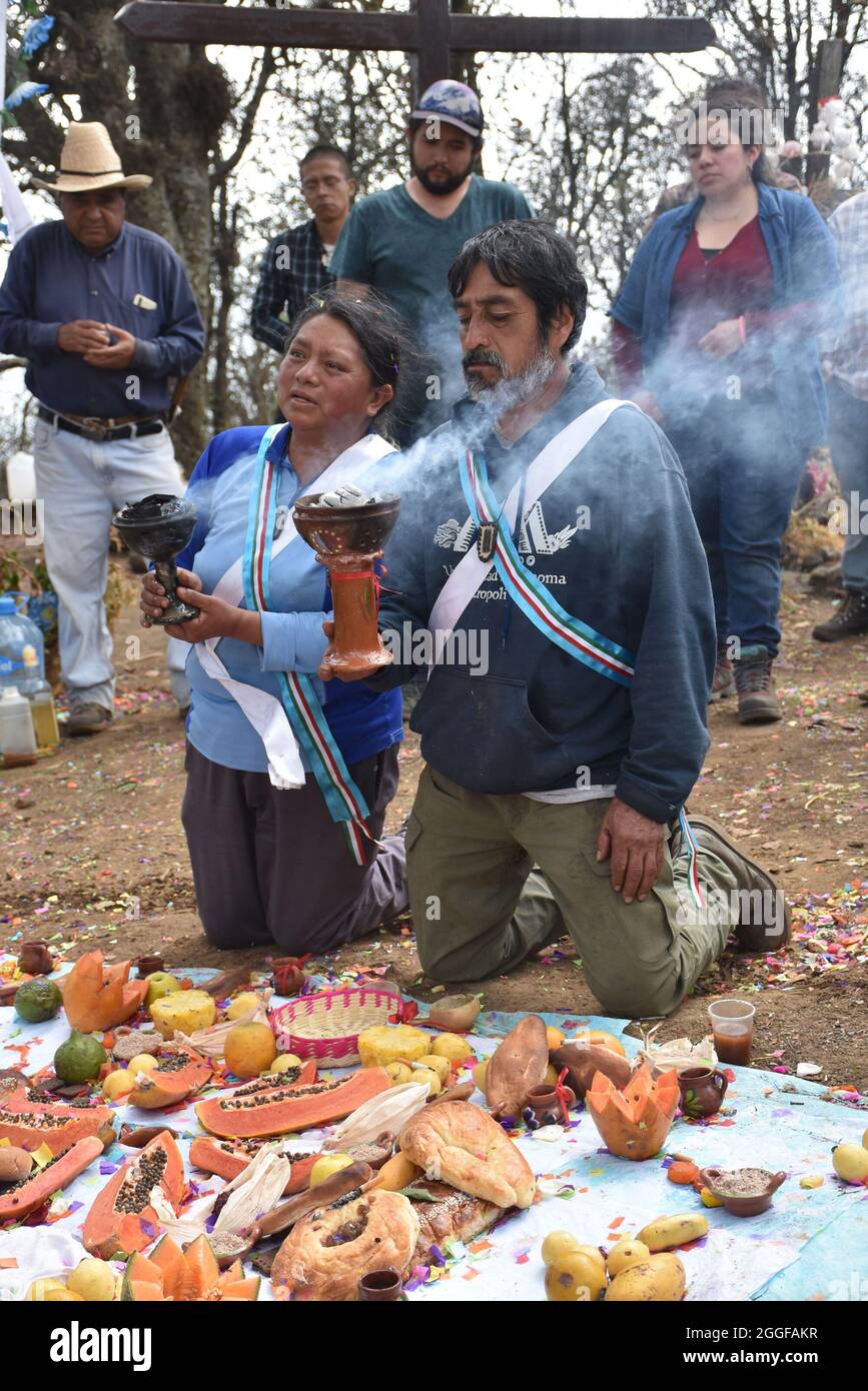 I Graniceros, i tradizionali sciamani messicani, eseguono un petición de lluvia, un rituale per petizione degli dei indigeni per la pioggia. Foto Stock