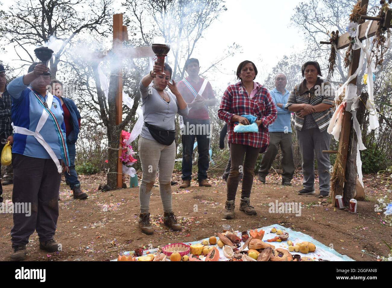 I Graniceros, i tradizionali sciamani messicani, eseguono un petición de lluvia, un rituale per petizione degli dei indigeni per la pioggia. Foto Stock