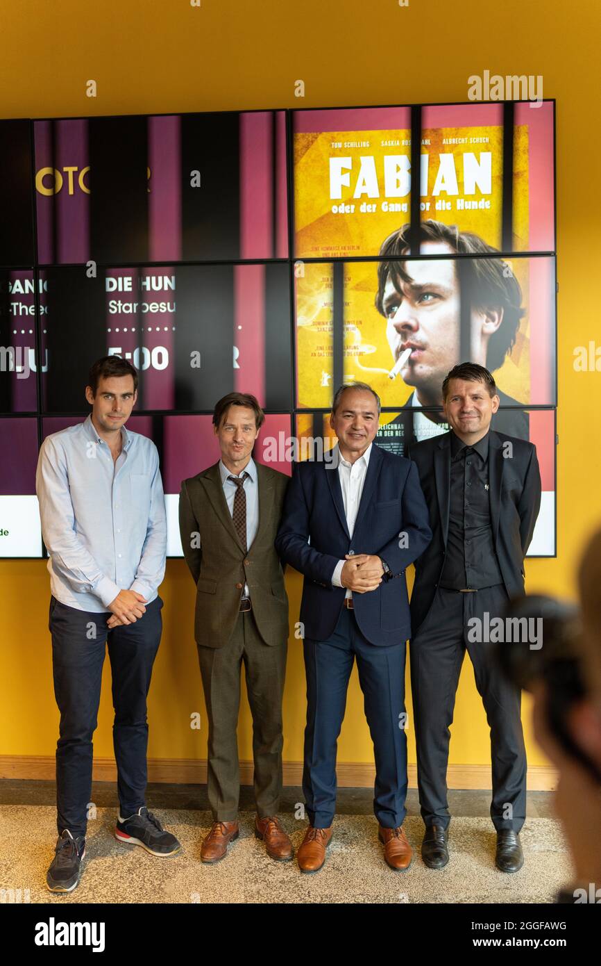 Tom Schilling und Felix von Boehm bei der Premiere des Kinofilms 'Fabian oder der Gang vor die Hunde / Fabian - Going to the Dogs' im Filpalast Foto Stock