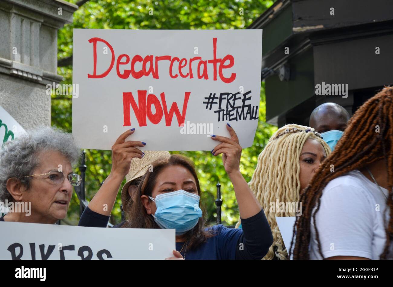 I manifestanti si sono riuniti presso il municipio di New York chiedendo al sindaco di New York Bill de Blasio di chiudere l'isola di Rikers e liberare le persone dalle carceri di New York. Foto Stock