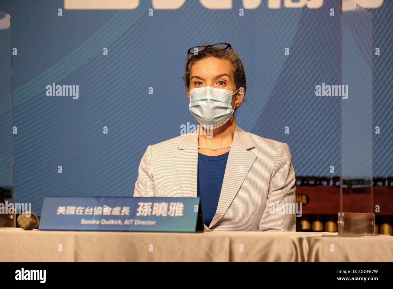 Taipei, Taiwan. 31 ago 2021. Sandra Oudkirk, direttore dell'American Institute di Taiwan, ha visto in anticipo il Memorandum of Understanding (MOU) firmando per lanciare il 'Fulbright-Taiwan Ministry of Culture, Arts Professionals Grant' a Taipei. Credit: SOPA Images Limited/Alamy Live News Foto Stock