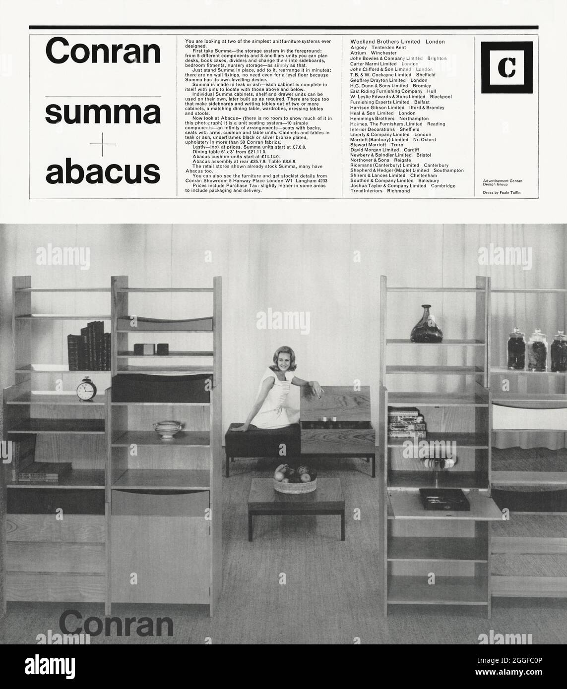 Un annuncio degli anni '60 per i mobili progettato da Terrance Conran – in mostra al Conran Showroom, Hanway Place, Londra, Inghilterra, Regno Unito. L'annuncio è apparso in una rivista pubblicata nel Regno Unito nell'ottobre 1962. La fotografia mostra il sistema di stoccaggio ‘Summa’ e la seduta ‘Abacus’ e il tavolino da caffè. Sir Terence Orby Conran (1931 – 2020) è stato un . Conran ha iniziato la propria pratica progettuale nel 1956 con la gamma Summa di mobili a confezione piatta, allora nota come “knock-down”. Ha reso i mobili ben progettati molto più accessibili – grafica vintage anni '60. Foto Stock