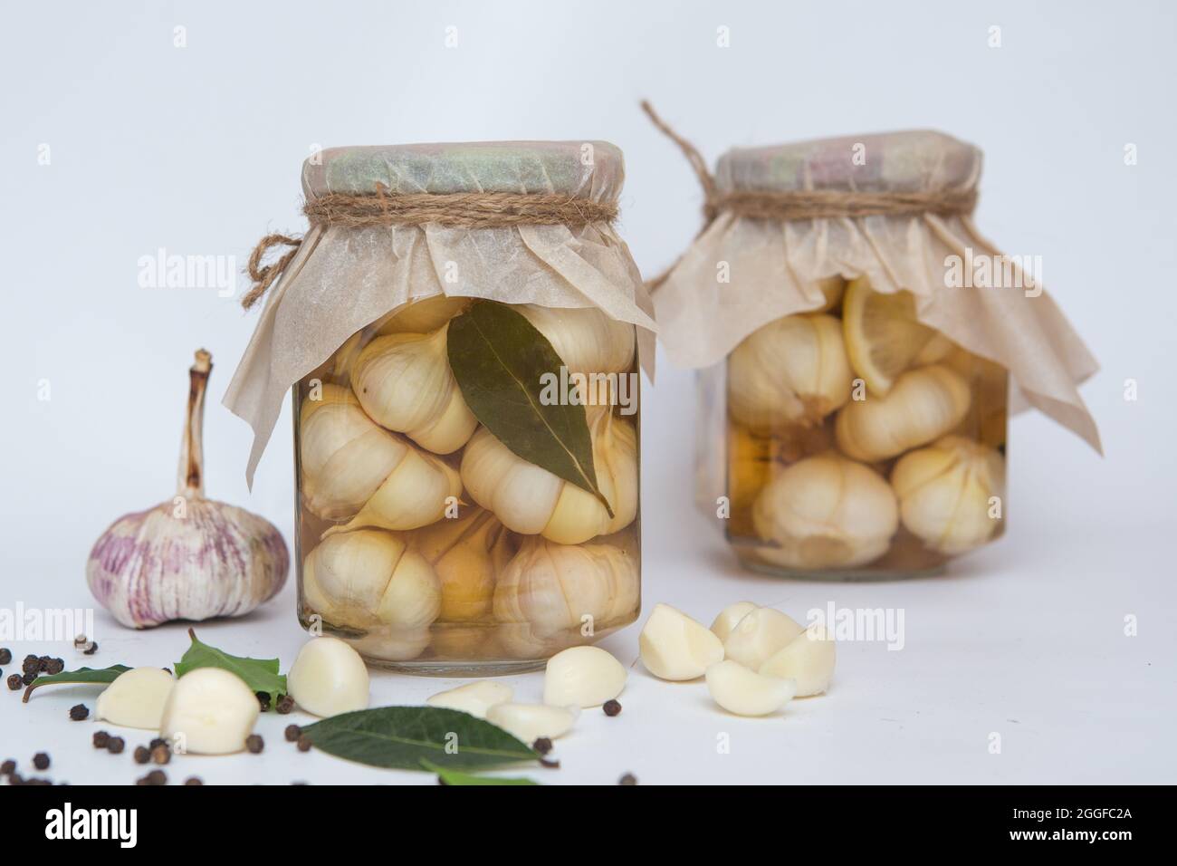 verdure in scatola in vasetti di vetro isolati su uno sfondo bianco una risorsa ecologica naturale alimentare per l'inverno Foto Stock