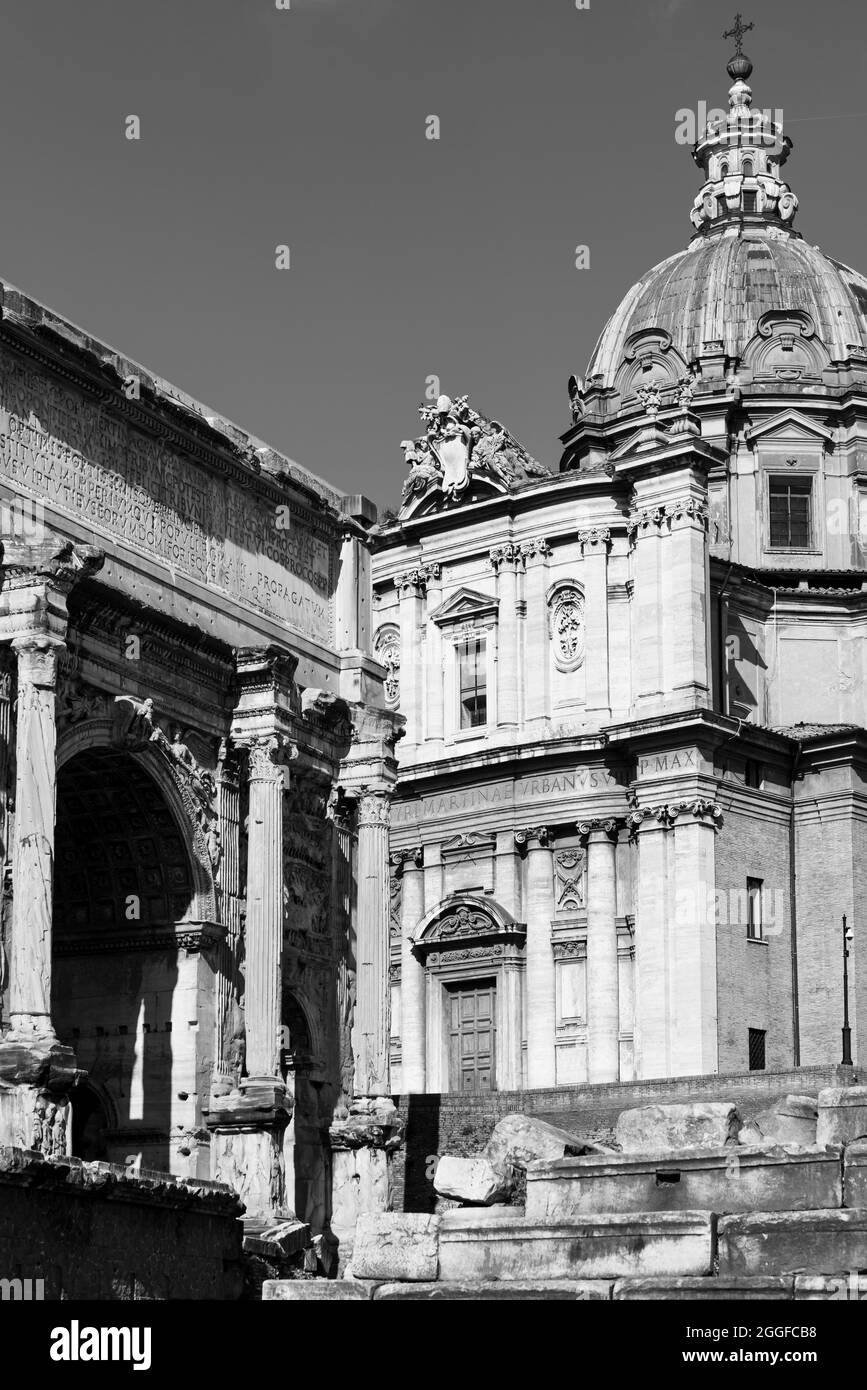 Foto in bianco e nero della facciata esterna della vecchia cattedrale cattolica vista in prospettiva Foto Stock