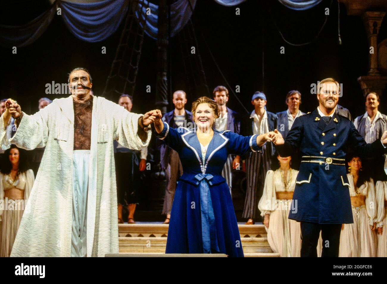 Chiamata al sipario - l-r: Ruggero Raimondi (Mustafa), Marilyn Horne (Isabella), Bruce Ford (Lindoro) in l’ITALIANA IN ALGERINI di Rossini alla Royal Opera, Covent Garden, Londra WC2 18/09/1993 musica: Gioachino Rossini libretto: Angelo Anelli Direttore: Carlo Rizzi designer e regista originale: Robert Pierre-Brnelle Lighting Foto Stock