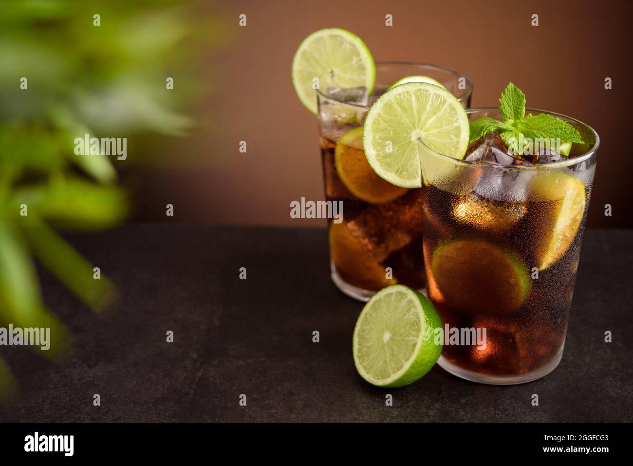 Cocktail Cuba Libre. Bevanda alcolica con cola, rum, lime e menta. Cuba Libre o lungo isola cocktail di tè ghiacciato. Foto Stock