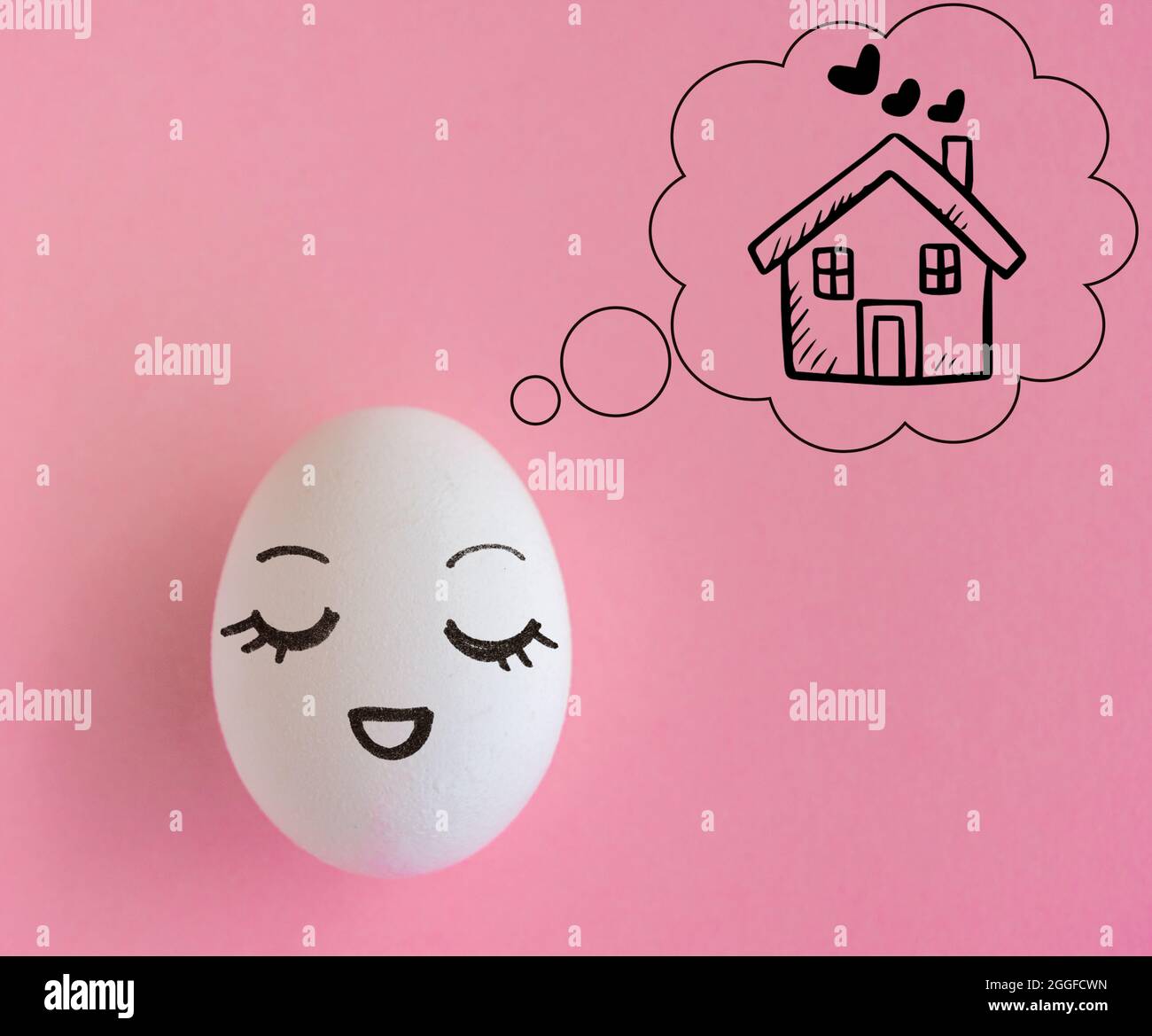 Concetto di bene immobile, sogni divertenti dell'uovo per avere una casa Foto Stock