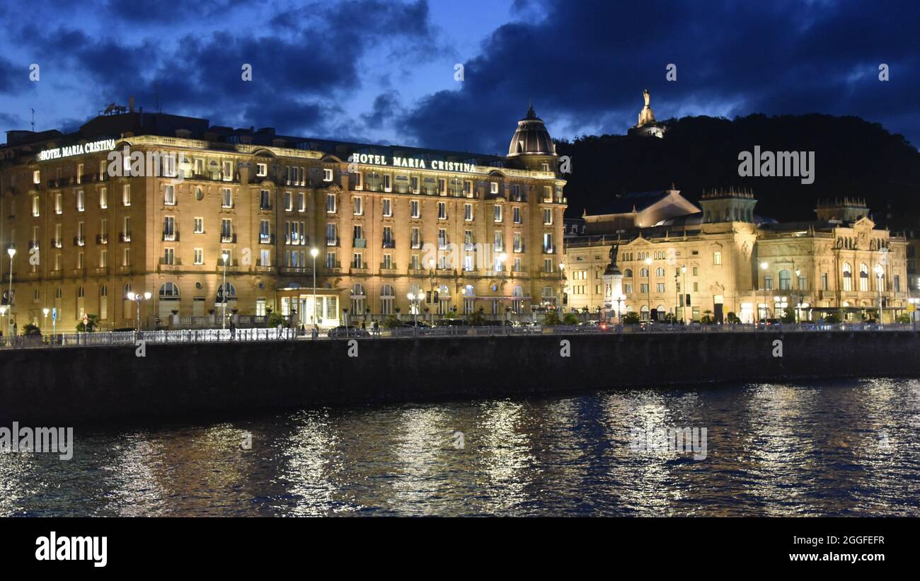 San Sebastian, Spagna - 29 ago 2021: Le luci degli edifici della città vecchia riflettono sul fiume Urumea Foto Stock