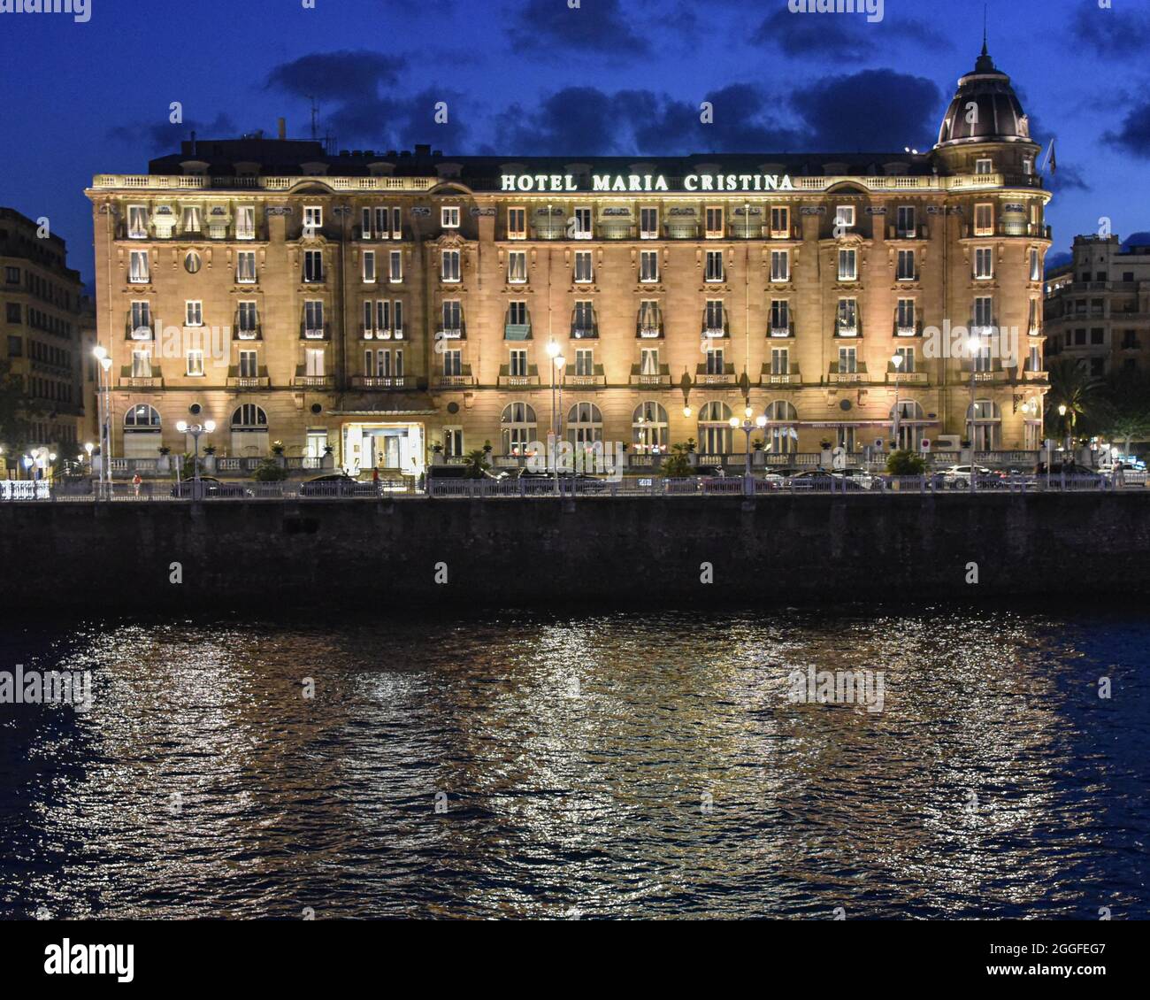 San Sebastian, Spagna - 29 ago 2021: Hotel Maria Cristina illuminato sulle rive del fiume Urumea Foto Stock