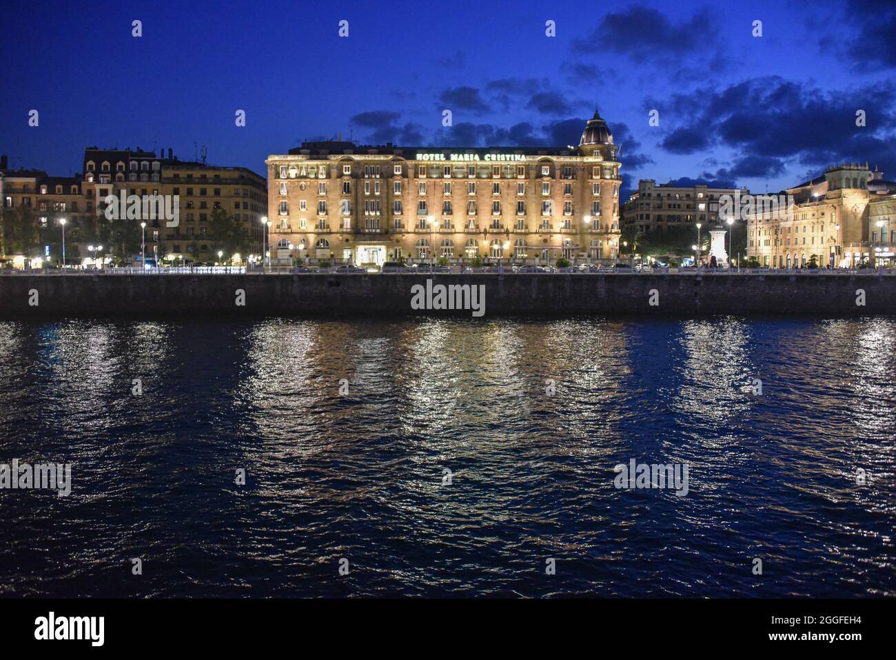 San Sebastian, Spagna - 29 ago 2021: Hotel Maria Cristina illuminato sulle rive del fiume Urumea Foto Stock