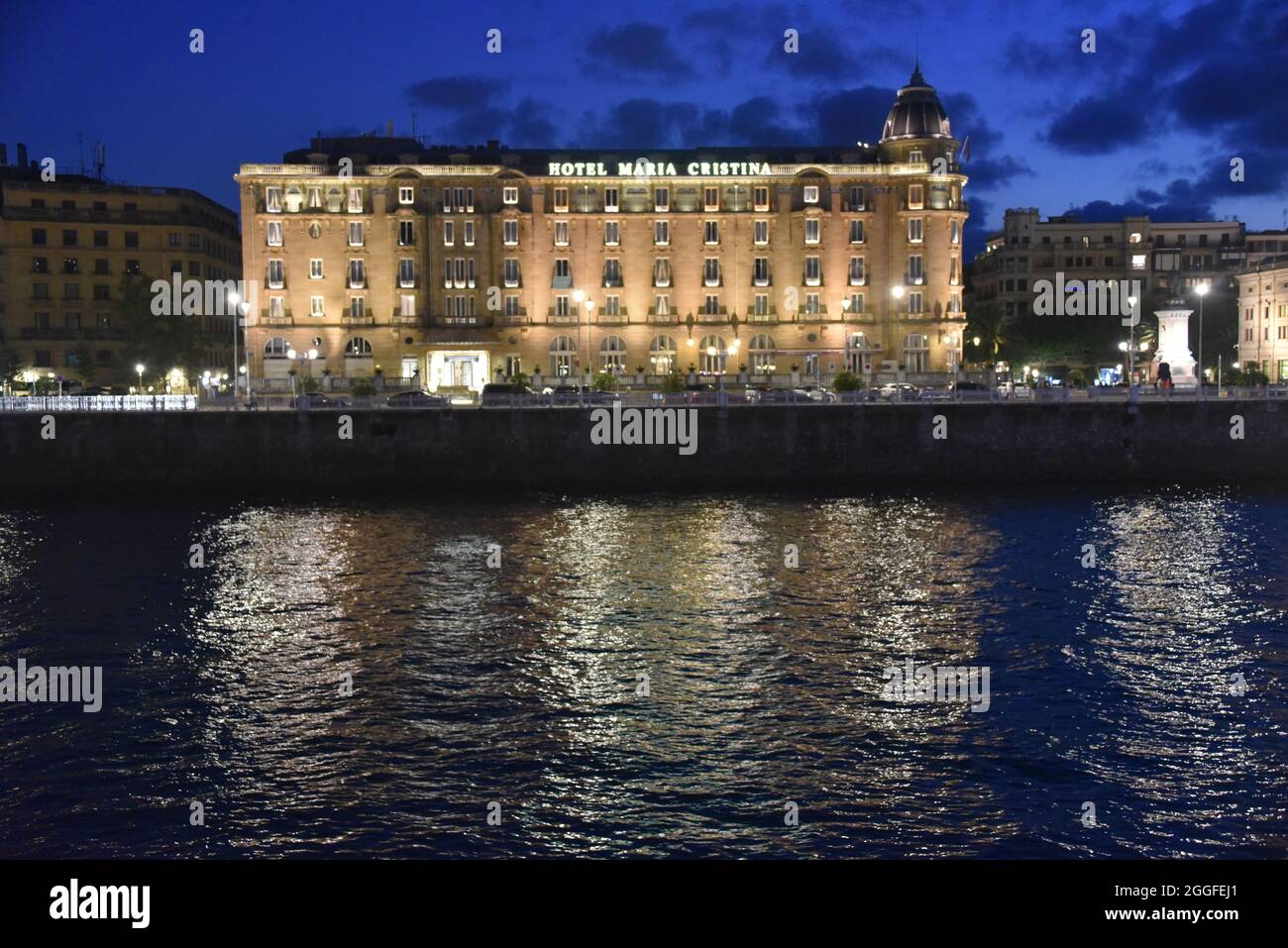 San Sebastian, Spagna - 29 ago 2021: Hotel Maria Cristina illuminato sulle rive del fiume Urumea Foto Stock