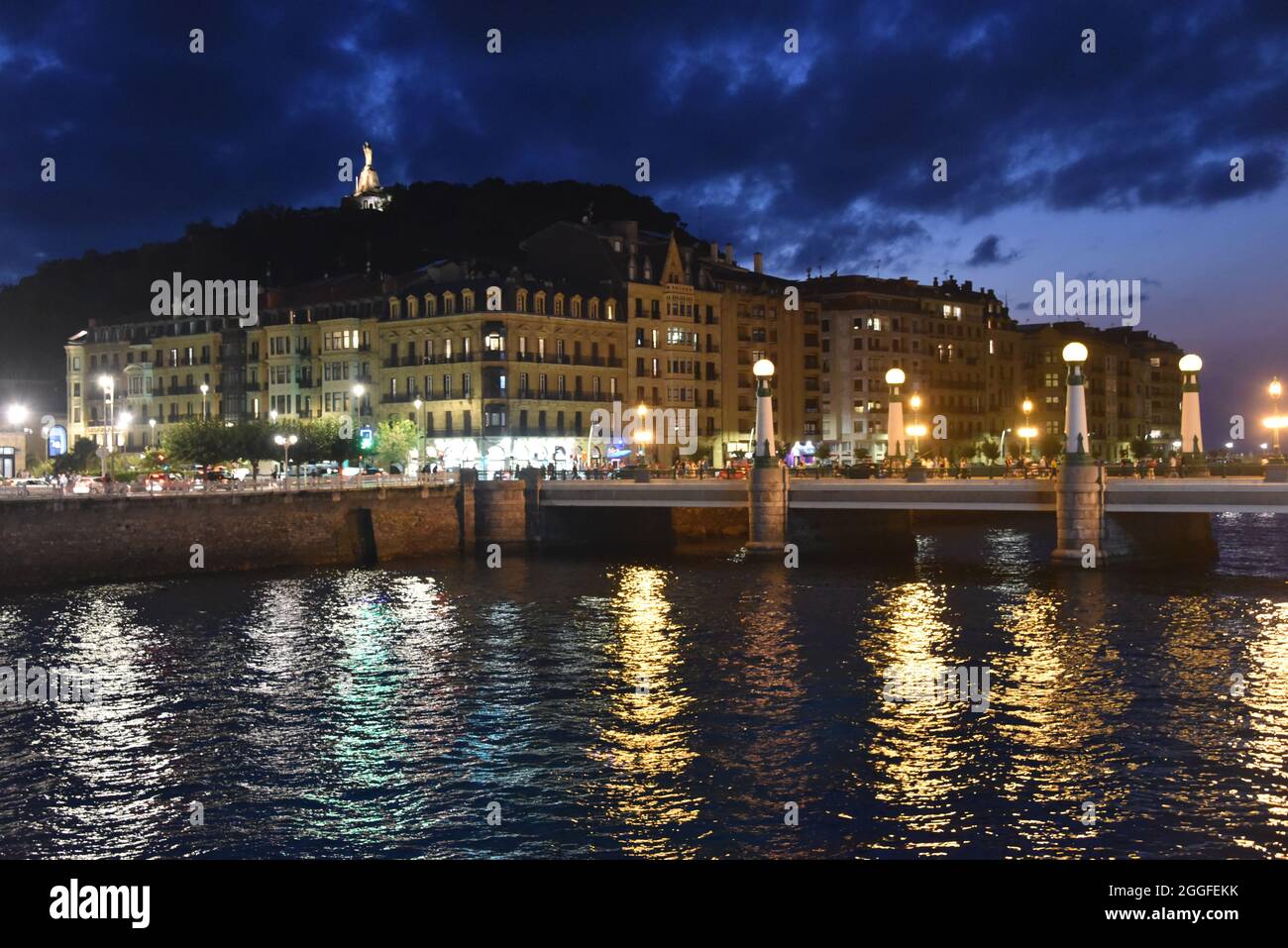 San Sebastian, Spagna - 29 ago 2021: Le luci degli edifici della città vecchia riflettono sul fiume Urumea Foto Stock