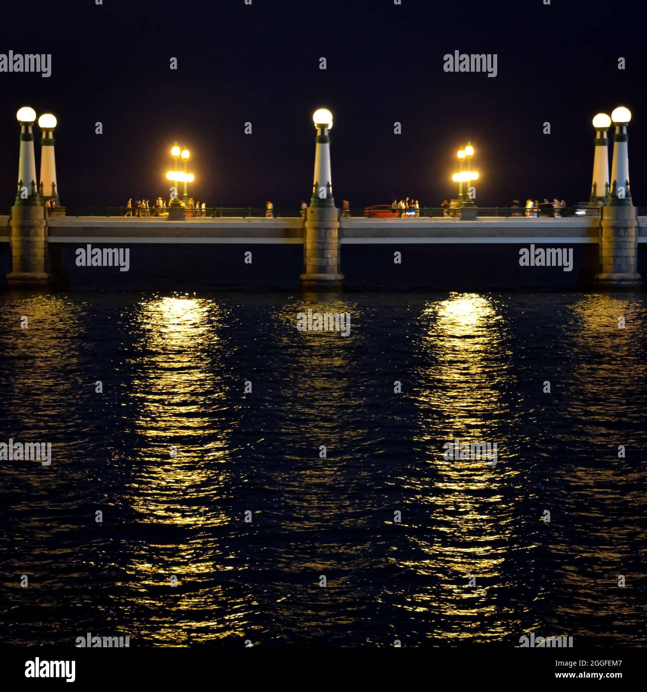 San Sebastian, Spagna - 29 ago 2021: Luci dal Ponte Kursal riflettendo sulle acque del fiume Urumea Foto Stock