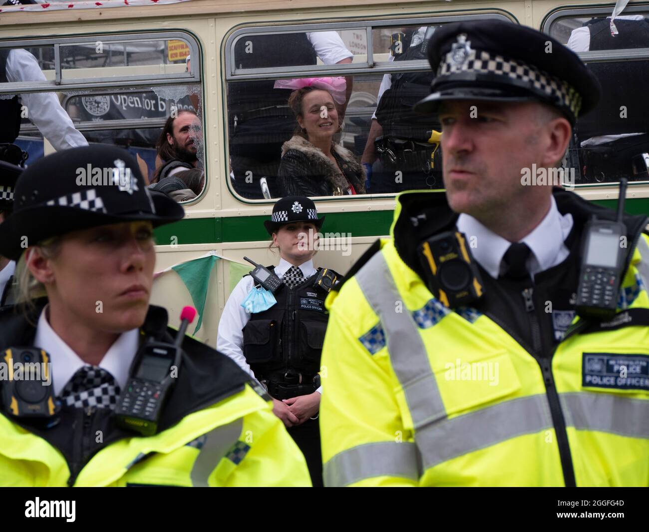 Estinzione attivisti della ribellione Londra 31 agosto 2021. I manifestanti bloccano London Bridge con un autobus come parte del continuo XR, proteste a Londra, mentre gli ufficiali di polizia sorvegliano l'autobus Foto Stock