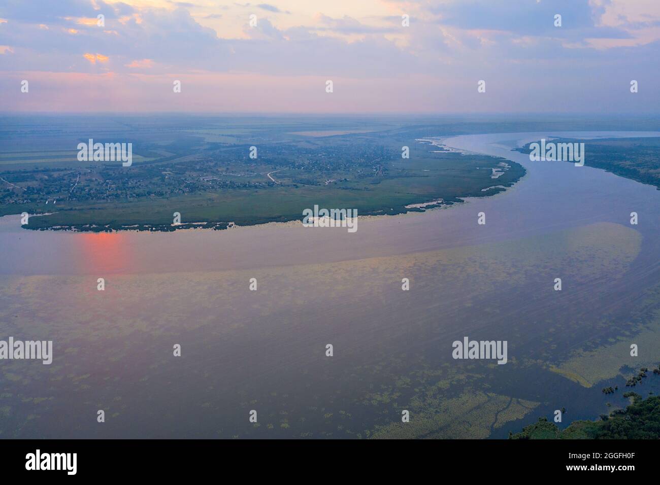 Il sonnolento fiume Bug meridionale si sveglia ai primi raggi del sole nascente in una giornata estiva. Fotografia aerea, spazio copia. Foto Stock