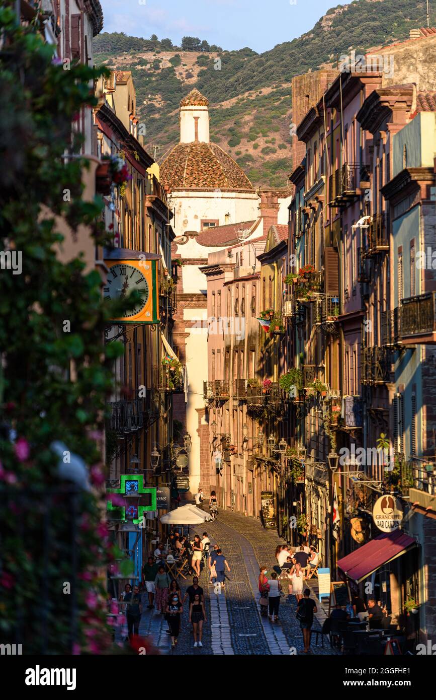 Una vista ad alto angolo di corso Vittorio Emanuele II con l'orologio cittadino e la cupola della Cattedrale dell'Immacolata Concezione in lontananza Foto Stock