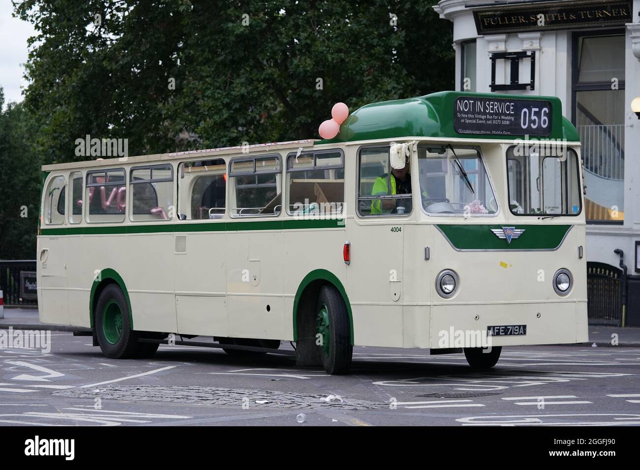La polizia ha portato via un autobus dopo aver rimosso un dimostratore quando è stato parcheggiato sul London Bridge nel centro di Londra durante una protesta da parte dei membri della Extinction Rebellion. Data foto: Martedì 31 agosto 2021. Foto Stock