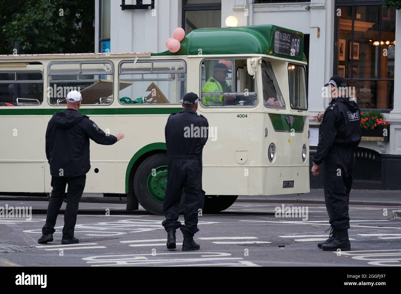 La polizia ha portato via un autobus dopo aver rimosso un dimostratore quando è stato parcheggiato sul London Bridge nel centro di Londra durante una protesta da parte dei membri della Extinction Rebellion. Data foto: Martedì 31 agosto 2021. Foto Stock
