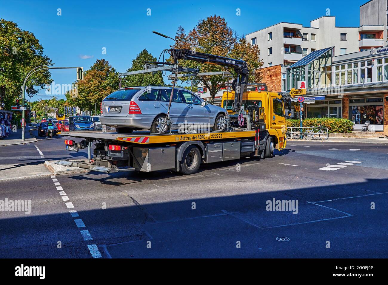 Berlino, Germania - 17 settembre 2020: Camion di emergenza del club automobilistico ADAC con un veicolo sul pianale di carico. Foto Stock