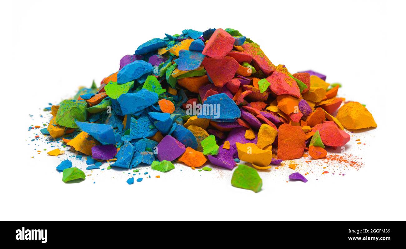 Mucchio di pezzi di pastelli rotti Cut out su Bianco. Foto Stock