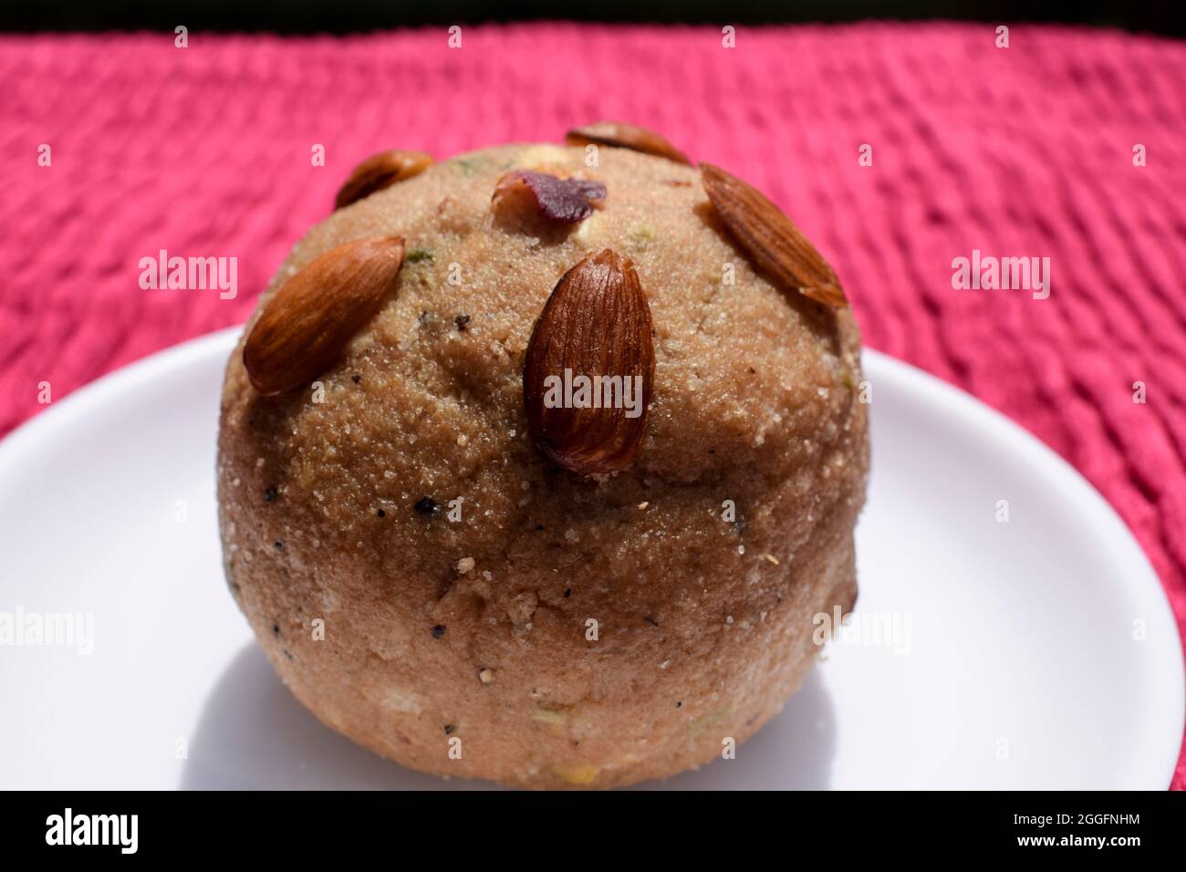 Il ladoo di Churma o il laddoo di atta fatto da farina di grano, da gelso e dal ghee. Grande dolce formato per l'offerta religiosa a lord ganesha per ganesh chaturthi festiv Foto Stock