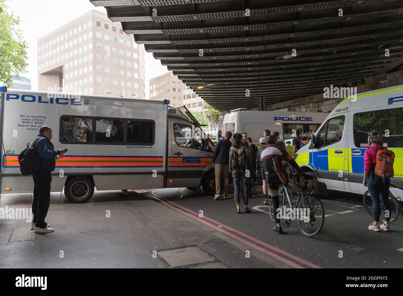 Londra, Regno Unito. 31 agosto 2021. London Bridge è in ripresa per il traffico in entrambe le direzioni dopo un isolato di pomeriggio da Extinction Rebellion XR che protesta per il cambiamento climatico sul lato sud del London Bridge vicino al Borough Market. Dimostrazione vintage wedding bus è stato rilasciato e portato via dalla polizia. Road closureCredit: Xiu Bao/Alamy Live News. Foto Stock