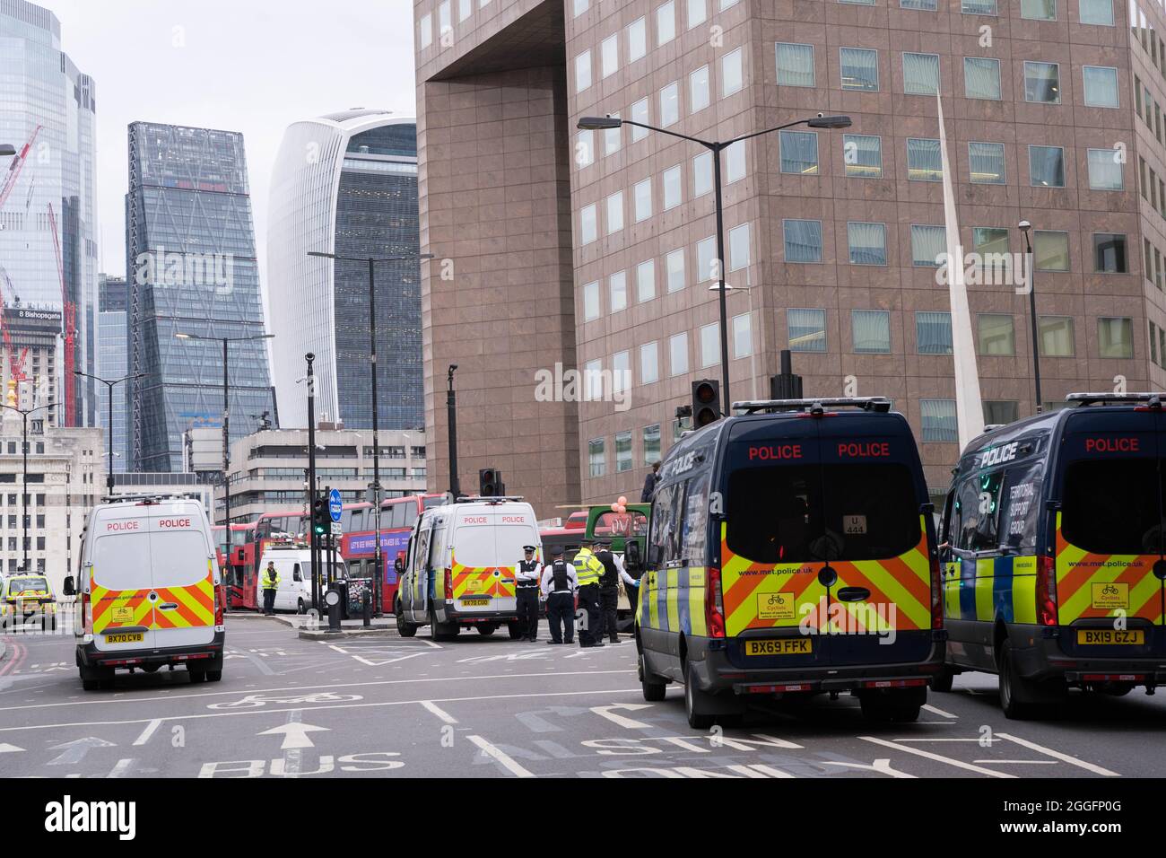 Londra, Regno Unito. 31 agosto 2021. London Bridge è in ripresa per il traffico in entrambe le direzioni dopo un isolato di pomeriggio da Extinction Rebellion XR che protesta per il cambiamento climatico sul lato sud del London Bridge vicino al Borough Market. Dimostrazione vintage wedding bus è stato rilasciato e portato via dalla polizia.Credit: Xiu Bao / Alamy Live News Foto Stock