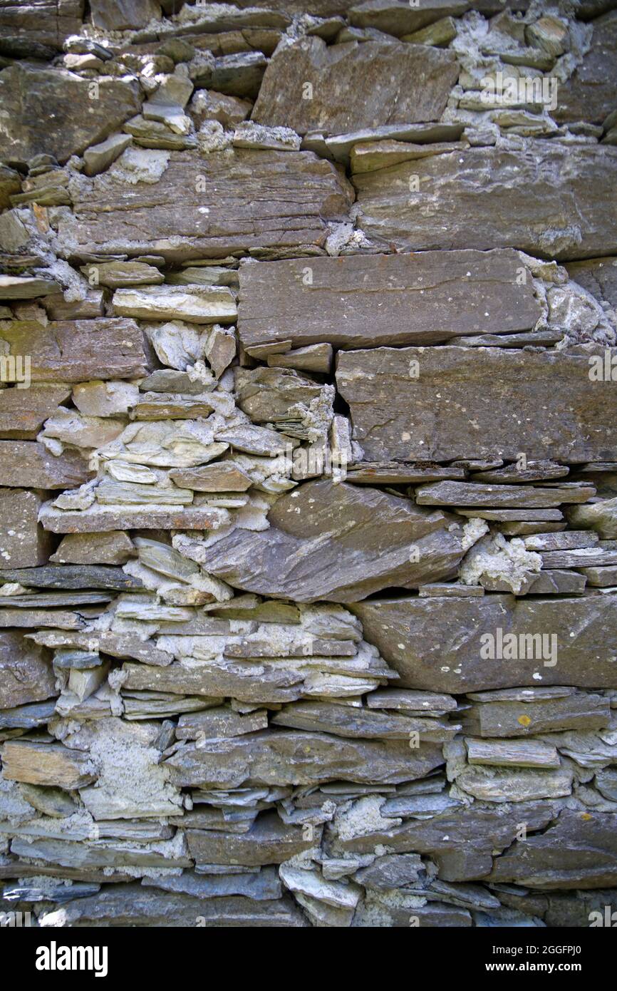 Vecchio muro di pietra fatto con la tecnica di muratura asciutta Foto Stock