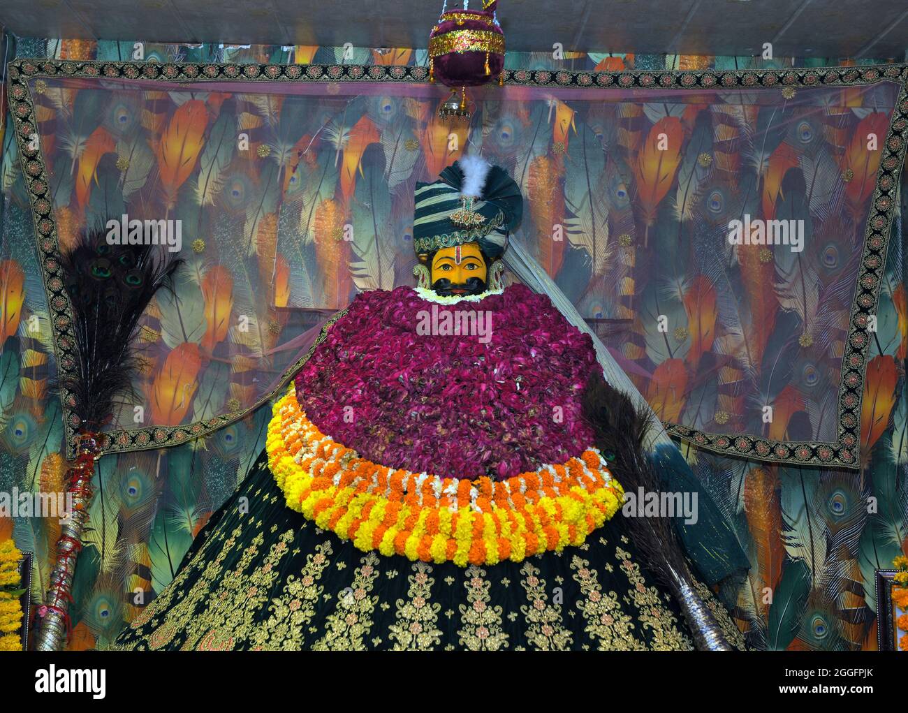 BEAWAR, RAJASTHAN, INDIA, 30 agosto 2021: Idol della divinità indù Khatu Shyam Baba decorato con ghirlande colorate durante le celebrazioni del festival di Krishna Janmashtami in un tempio di Beawar. Janmashtami festival che segna il compleanno di Dio indù Krishna, celebrato su Ashtami (ottavo giorno) del Krishna Paksha (quindicina scura) del mese santo di Bhadrapad (agosto-settembre) in calendario indù. Credit: Sumit Saraswat/Alamy Live News Foto Stock