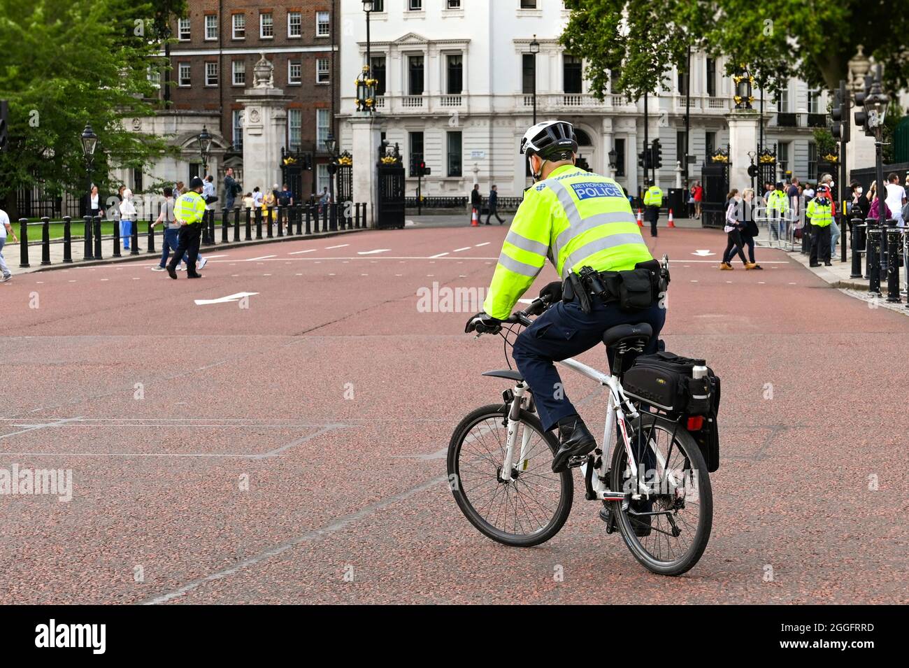 Londra, Inghilterra - Agosto 2021: Ufficiale di polizia in pattuglia su una bicicletta fuori da Buckingham Palace per il cambio della guardia. Foto Stock
