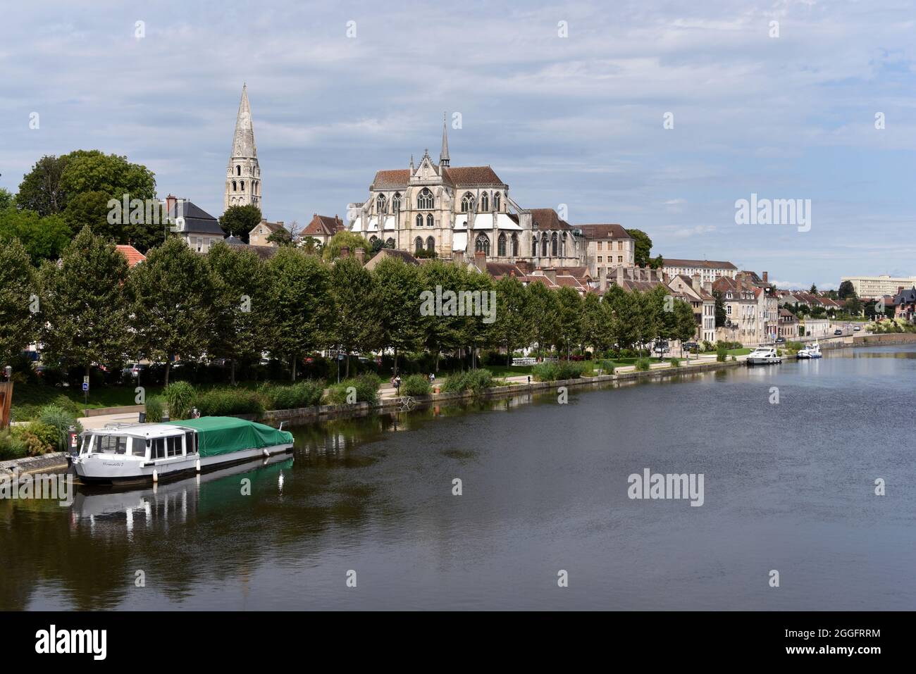 Una vista del fiume Yonne come passa attraverso Auxerre, nel cuore della Francia, durante l'estate. Foto Stock