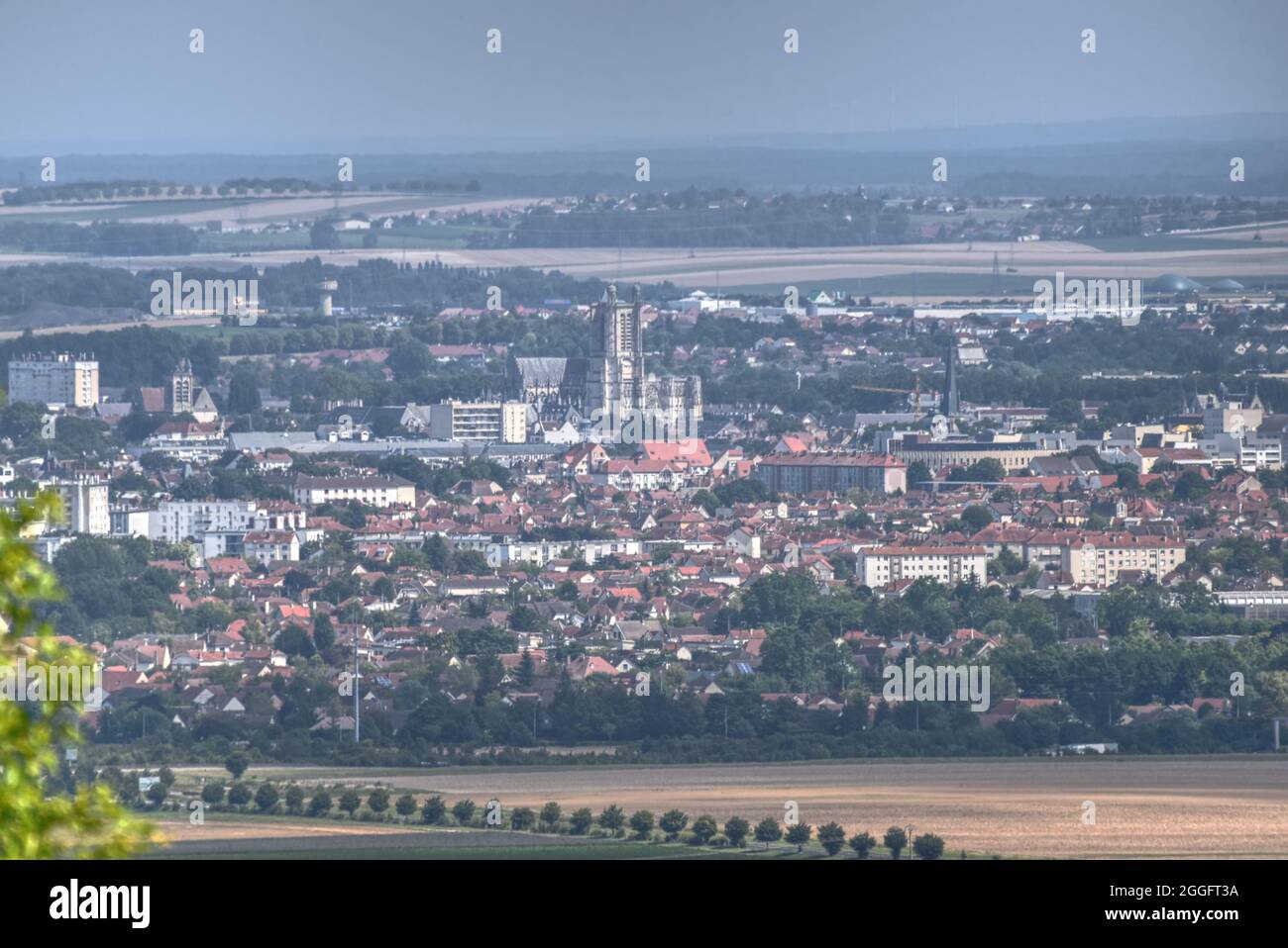 Una vista di Troyes in Francia, preso da Montgueux, al culmine dell'estate Foto Stock