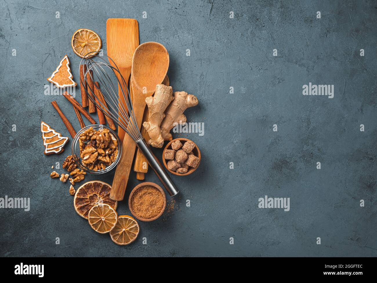 Fondo di cottura con ingredienti, utensili da cucina e biscotti allo zenzero. Foto Stock